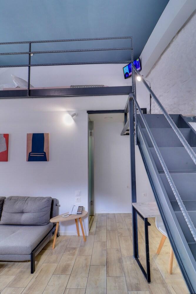 Athensdot Hotel